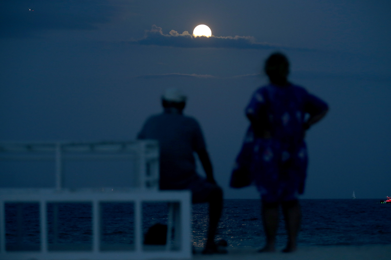 Illustration for article titled Las mejores fotos de la superluna de ayer